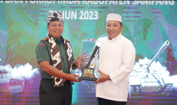 Pangdam V/Brawijaya Mayjen TNI Farid Makruf, M.A bersama Bupati Sampang H. Slamet Junaidi.