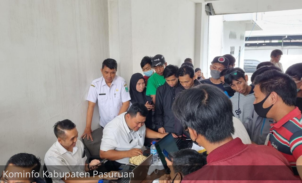 Petugas Dispenduk Capil saat melakukan perekaman data Warga kabupaten Pasuruan.