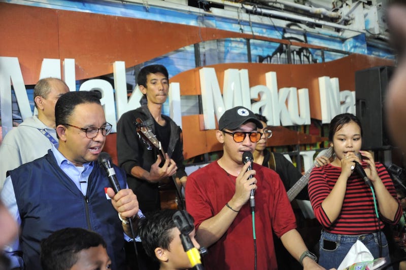 Anies Baswedan nyanyi bersama musisi di Jalan Tunjungan Kota Surabaya, Sabtu 18/3/2023.