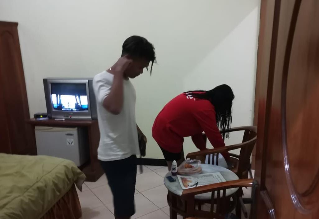 Salah satu pasangan bukan suami istri yang kedapatan petugas gabungan saat berduaan di kamar hotel.