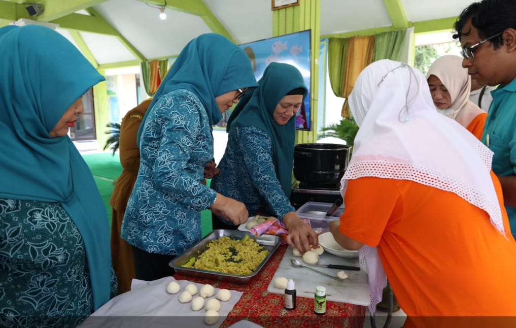 Kepala Dinas Perikanan dan tim penggerak PKK Kabupaten Pasuruan.