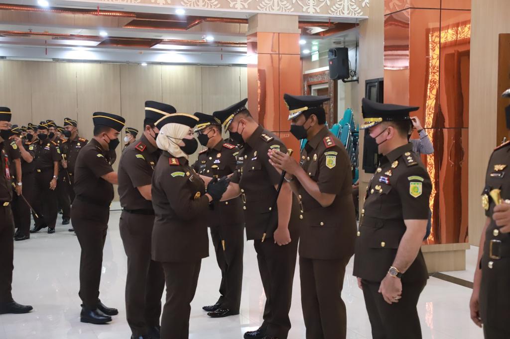 Upacara serah terima jabatan (Sertijab) tiga Kepala Kejaksaan Negeri (Kajari) jajaran, Senin (27/3).  SP/BUDI