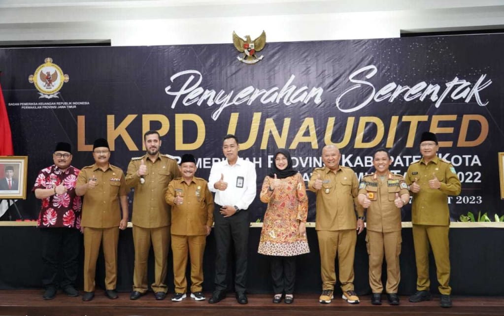 Bupati Pasuruan saat menyerahkan LKPD TA 2022 kepada BPK-RI perwakilan provinsi Jawa Timur.