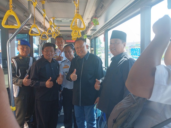 Anggota Komisi D DPRD Jatim saat menjajal Bus Trans Jatim di Terminal Bunder Gresik, Senin (3/4/2023). 