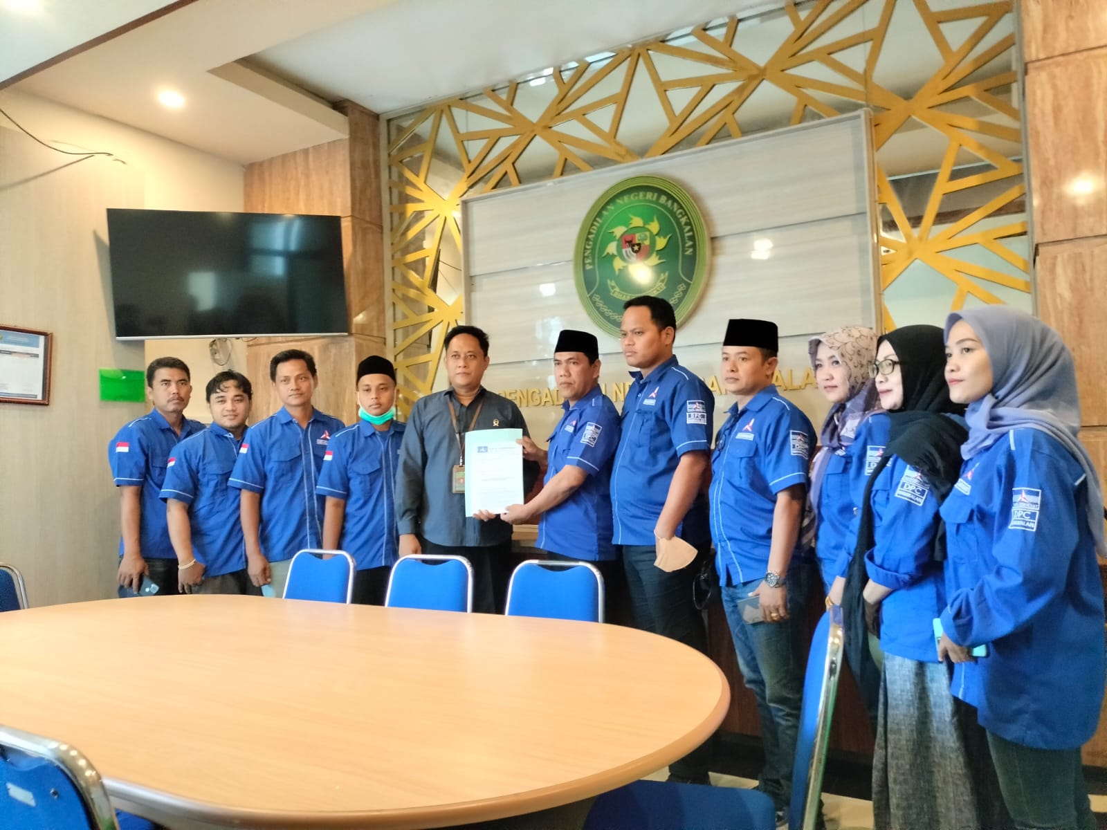Jajaran pengurus DPC Demokrat Bangkalan saat menyerahkan surat ke Humas PN Bangkalan.