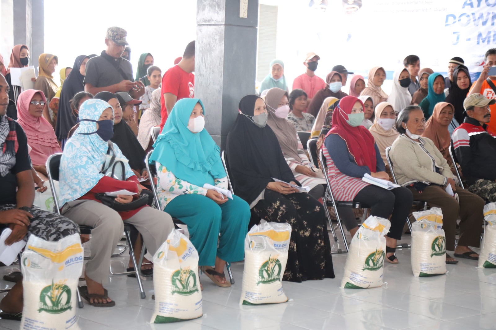 Penyaluran bantuan beras kepada warga Jember. Foto: Pemkab Jember.