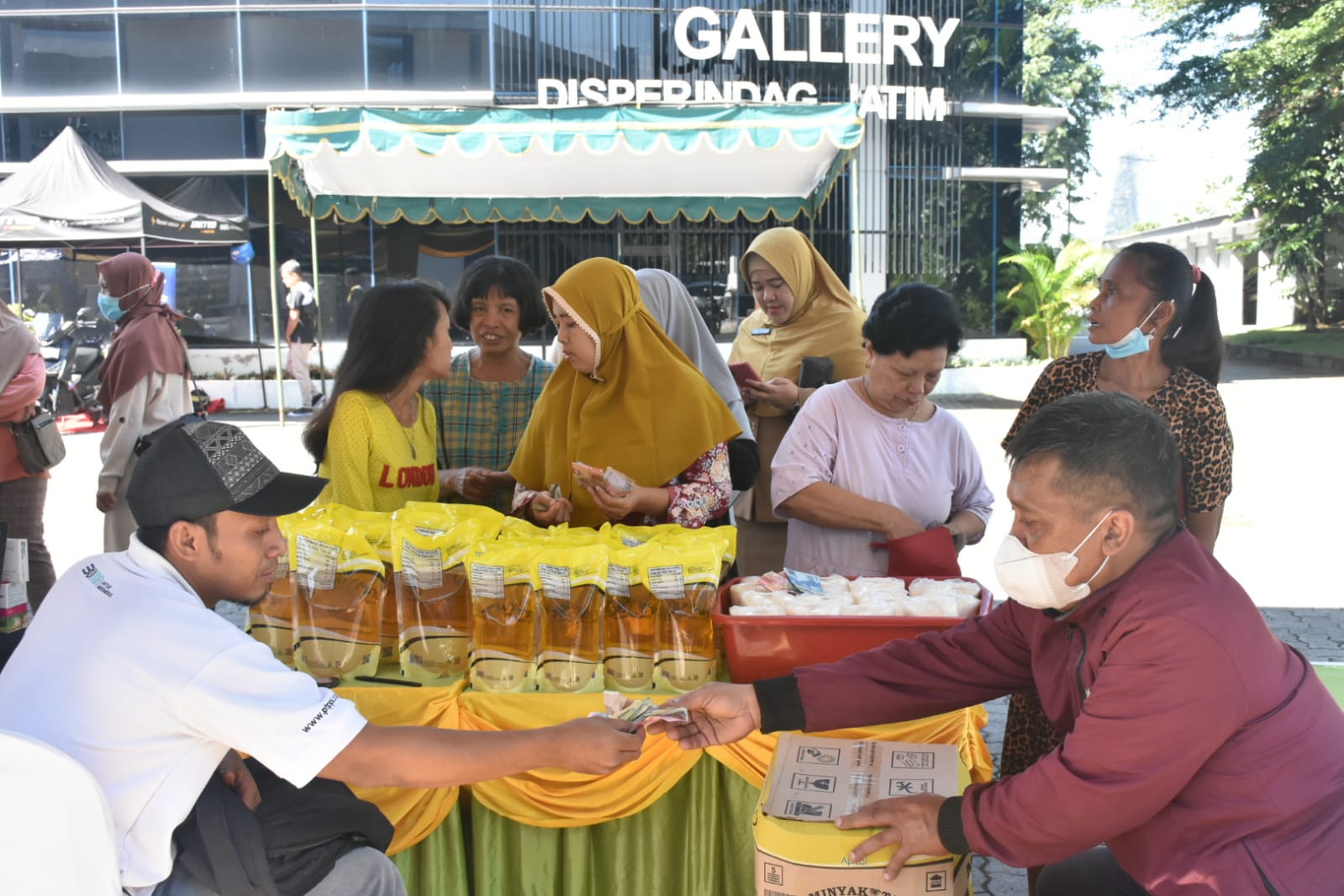 Kegiatan Pasar Murah di halaman kantor Disperindag Jatim. Foto: Kominfo Jatim.