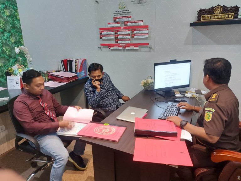 Kepala Desa Bunut bersama kuasa hukum saat menjalani proses penyidikan di Kejari Tuban.