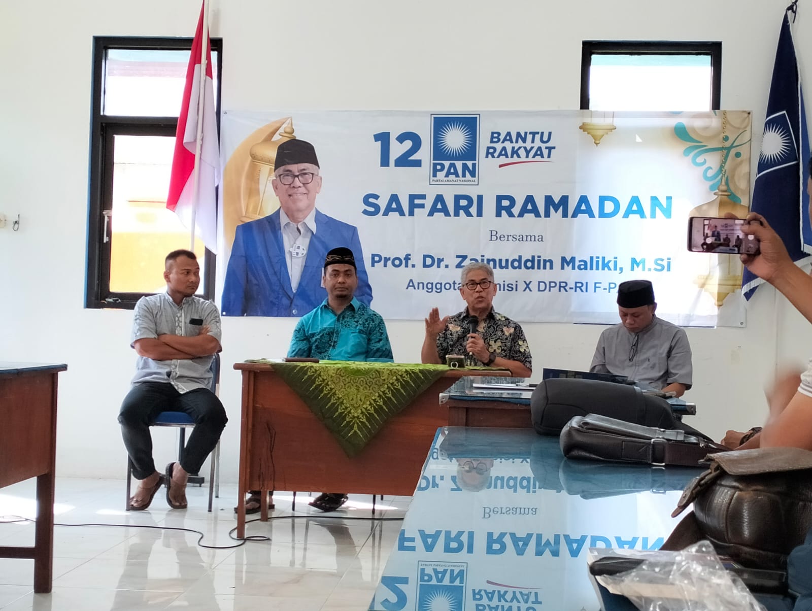 Anggota Komisi X DPR RI Prof Zainuddin Maliki saat berdialog gayeng dengan sejumlah praktisi pers di Kantor DPD PAN Gresik. Foto: SP/Grs.