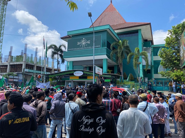 Aksi massa dari ratusan Santri dan ulama menuntur peran besar NU di depan Kantor PWNU Jawa Timur, Kamis 4/5/2023.  SP/Riko Abdiono