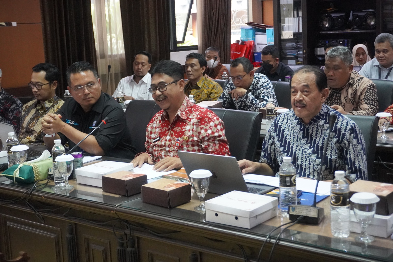 Kepala Biro Perekonomian Jatim Budi Rahardjo (tengah) didampingi Dirut PT PWU Erlangga Satriagung dan Direktur PT SIER Didik Prasetyono saat rapat bersama Komisi C akhir pekan lalu. Riko / SP