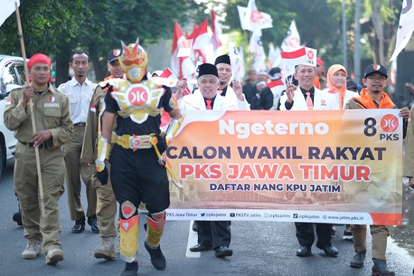 Pengurus DPW  PKS Jatim saat diantar rombongan milenial, emak-emak dan komunitas ojek online menuju kantor KPU Jatim. Foto: SP/Riko Abdiono.