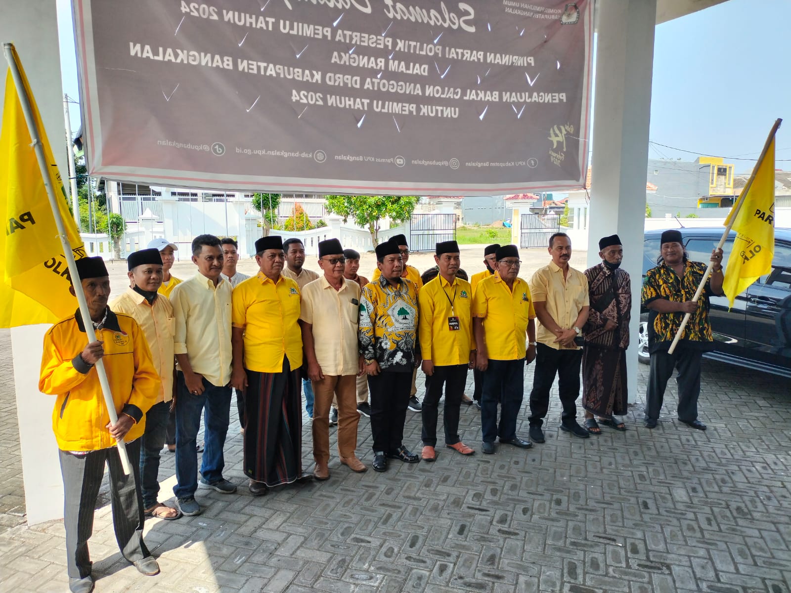 Para Bacaleg Golkar sebelum memasuki kantor KPU Bangkalan.