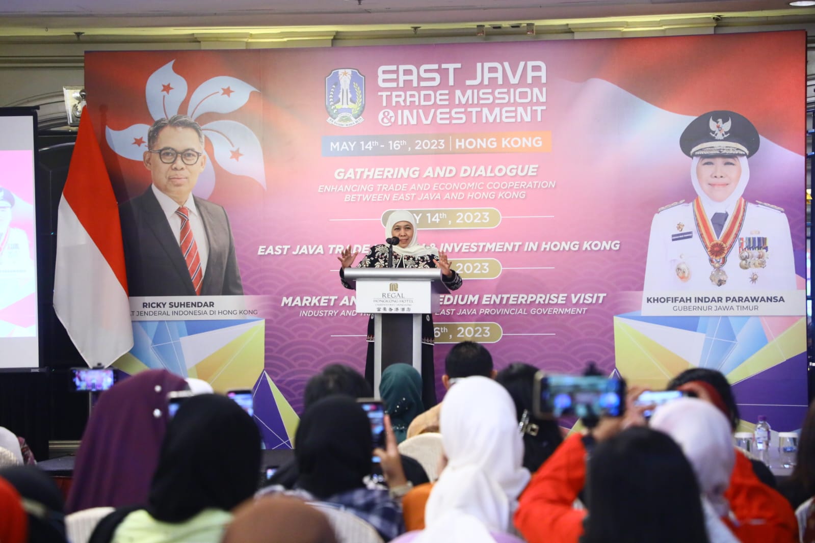 Gubernur Khofifah saat bersilaturahmi dengan 100 orang perwakilan PMI Asal Jatim di Hongkong, Minggu (14/5/2023) waktu setempat. Foto: Pemprov Jatim.