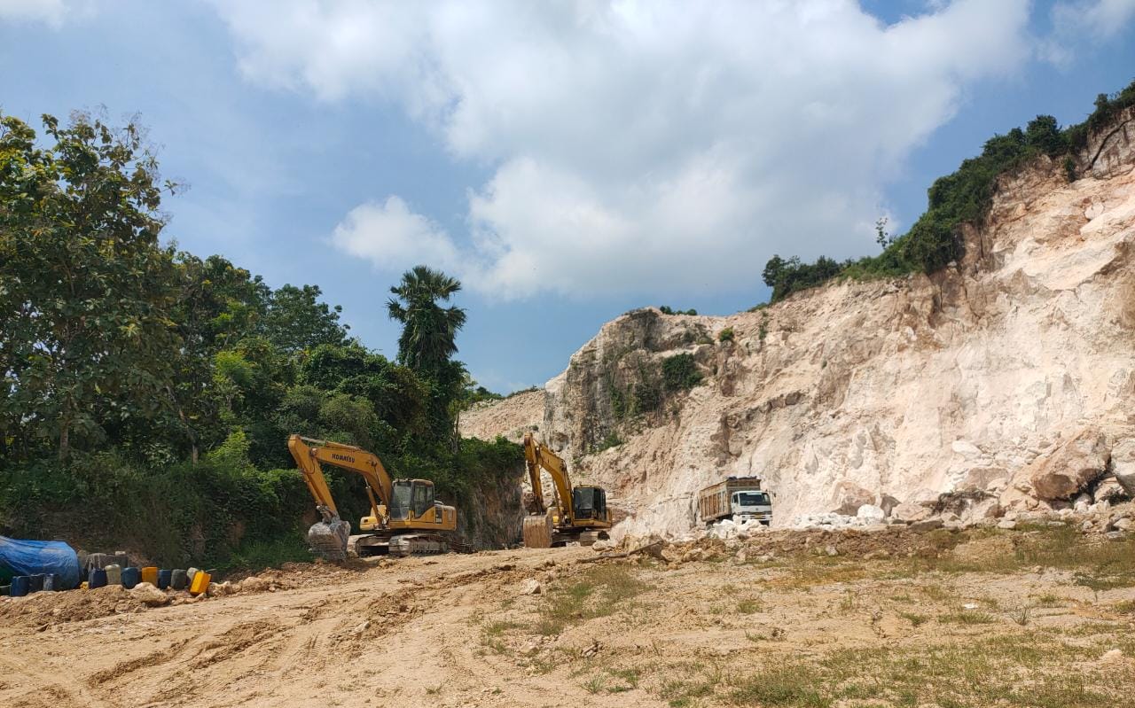 Bukit kapur Desa Prupuh, Kecamatan Panceng, Gresik longsor akibat penambangan terus menerus. Foto: SP/Grs.