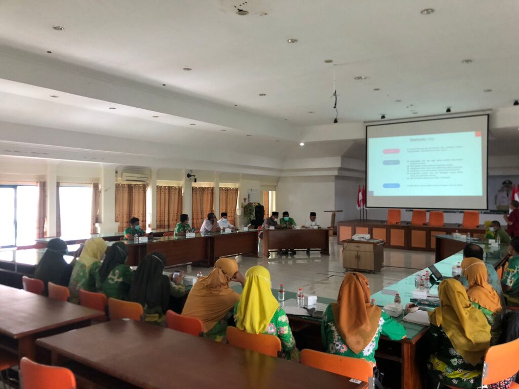 Tim manajemen RSUD Bangil dan beberapa anggota DPRD kabupaten Pasuruan saat FGD dengan dokter-dokter puskesmas