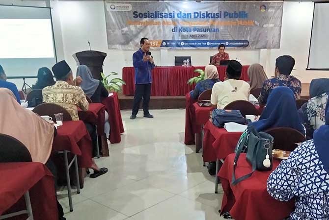 Anggota DPR RI Aminurokhman dalam diskusi public tentang Peningkatan Pengaduan Pelayanan Publik.