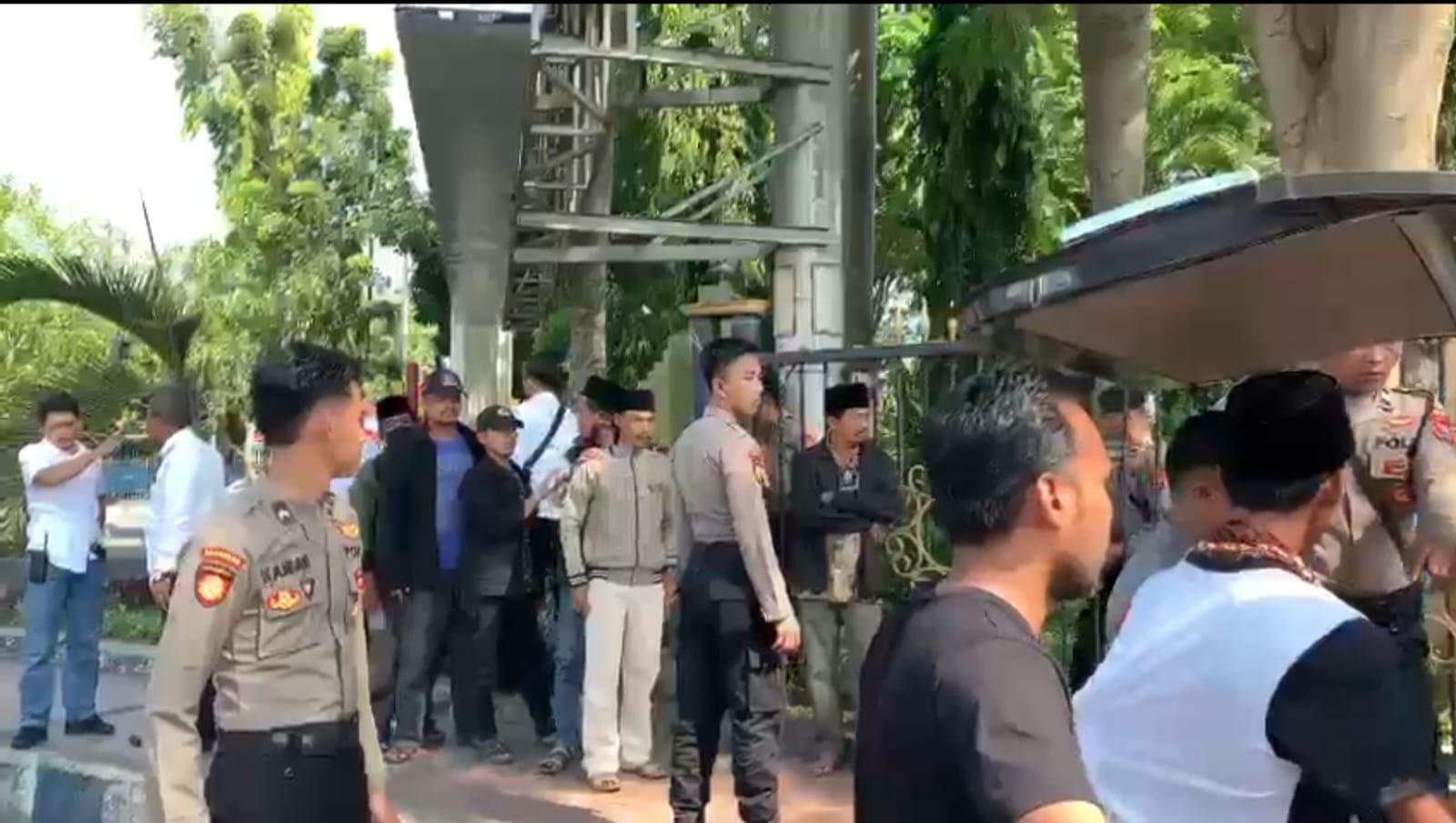 Pihak kepolisian saat menggeledah kerumunan warga Banyoneng Laok di depan Pendopo Agung. 
