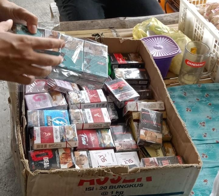 Puluhan merk rokok tanpa pita cukai disita Satpol PP Bangkalan.