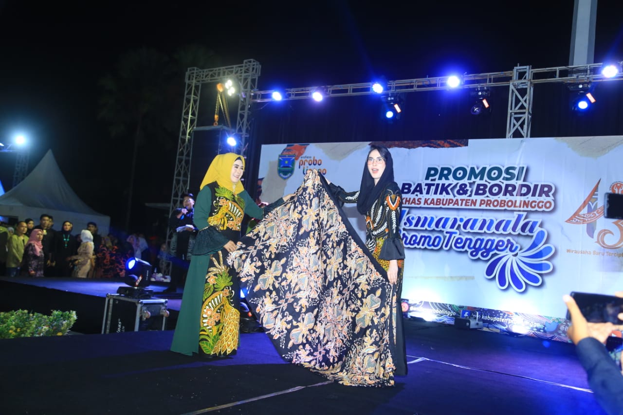 Kegiatan fashion show promosi batik dan bordir khas Kabupaten Probolinggo tahun 2023 di Alun-alun Kota Kraksaan, Minggu (21/5/2023). Foto: Pemkab Probolinggo.