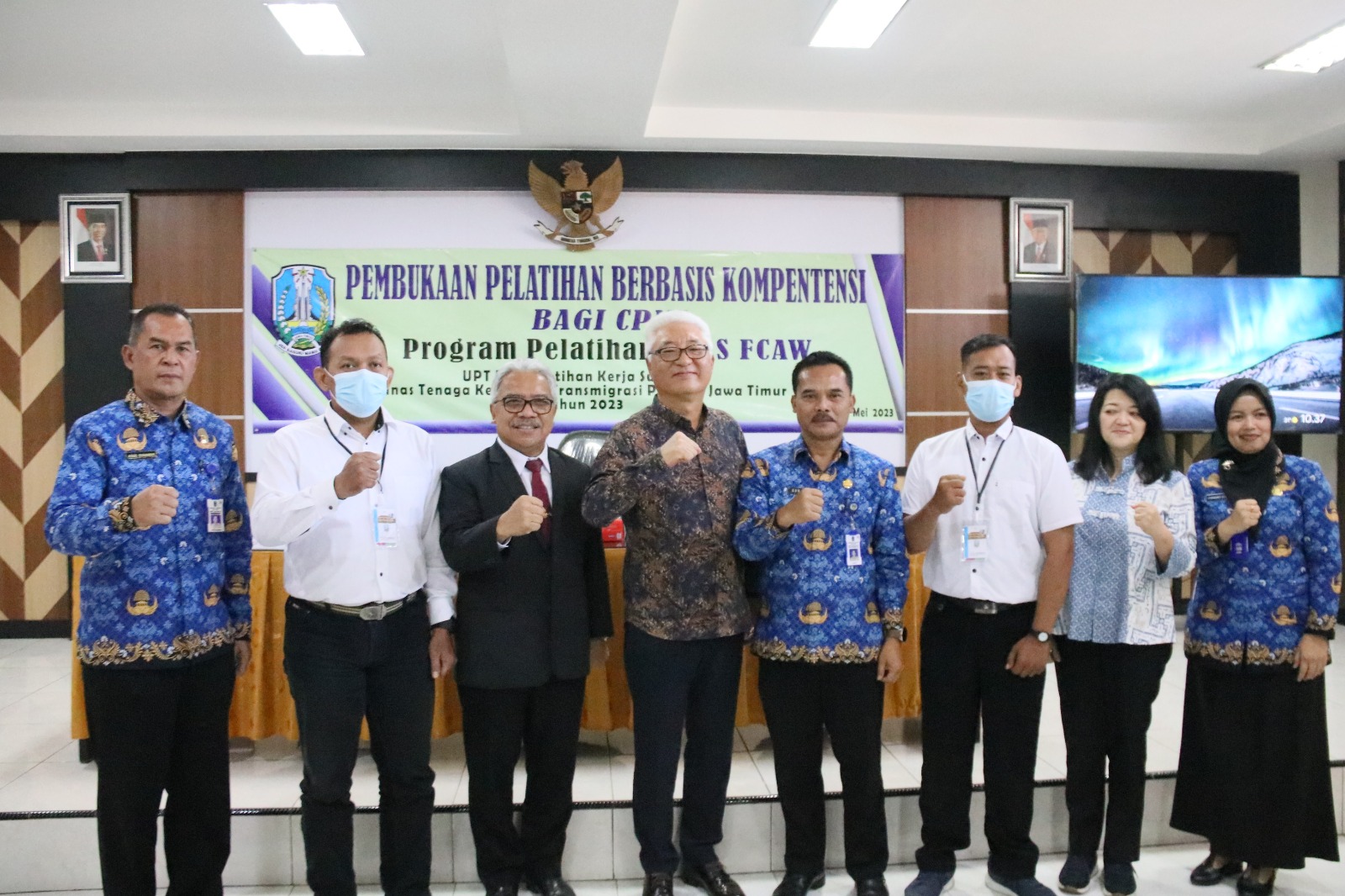 Pelatihan berbasis kompetensi CPMI kejuruan las FCAW 3G di UPT BLK Surabaya, Senin (22/5/2023). Foto: Diskominfo Jatim.
