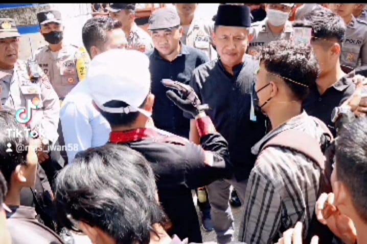 Anggota DPRD Kabupaten Sampang dari PDI-P Iwan Efendi (kopia hitam).
