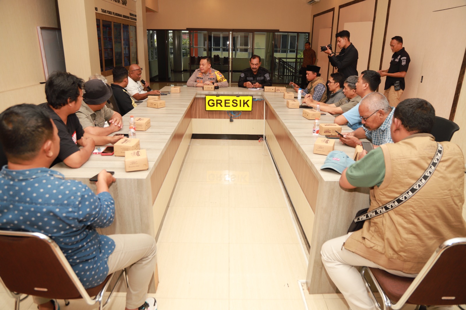 Suasana audiensi Kapolres Gresik AKBP Adhitya Panji Anom dengan sejumlah pengurus Komunitas Wartawan Gresik bertempat di Aula Humas Polres Gresik. Foto: SP/Grs.