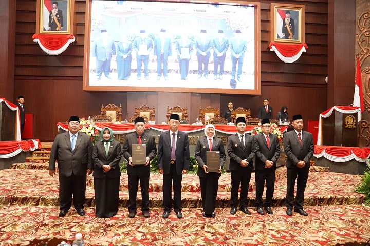 BPK RI Saat menyerahkan LHP APBD 202 dengan predikat WTP kepada Gubernur dan pimpinan DPRD Jatim, Selasa 30/5/2023. SP/Riko Abdiono