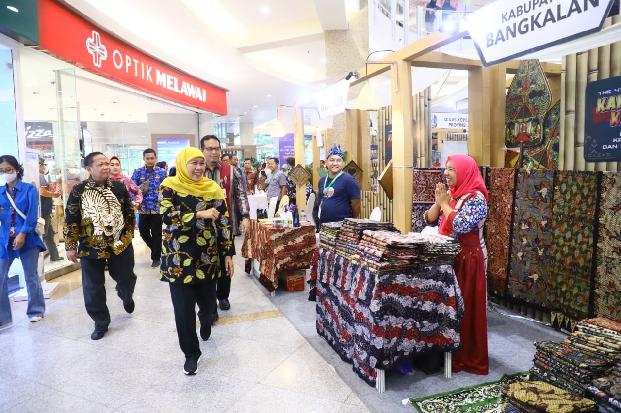 Gubernur Khofifah saat mengunjungi Pameran 'Kampoeng Kreasi' di Royal Plaza Surabaya. Foto: Pemprov Jatim.