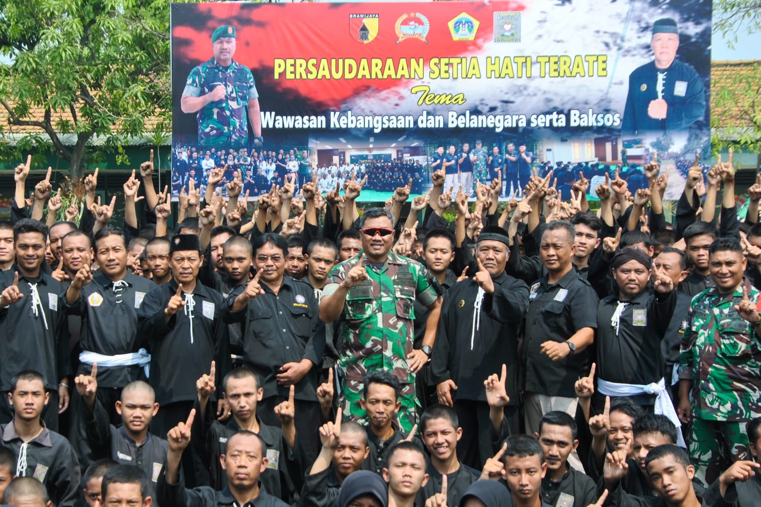 Anggota perkumpulan pencak silat yang tergabung dalam PSHT saat menghadiri kegiatan wawasan kebangsaan dan bela negara di Makodim 0817 Gresik. Foto: SP/Grs.