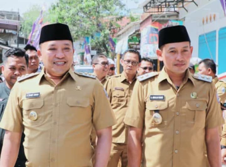 Bupati dan Wakil Bupati Sampang saat meresmikan Kantor Kas Bank Sampang di Kecamatan Tambelangan, Kabupaten Sampang.