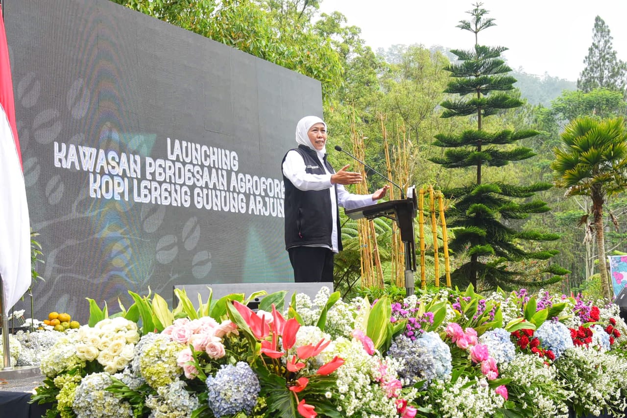 Gubernur Khofifah saat meresmikan Kawasan Perdesaan AKLA di area Wisata Oyot Coban Talun Desa Tulungrejo, Kecamatan Bumiaji, Kota Batu, Rabu (14/6/2023). Foto: Pemprov Jatim.