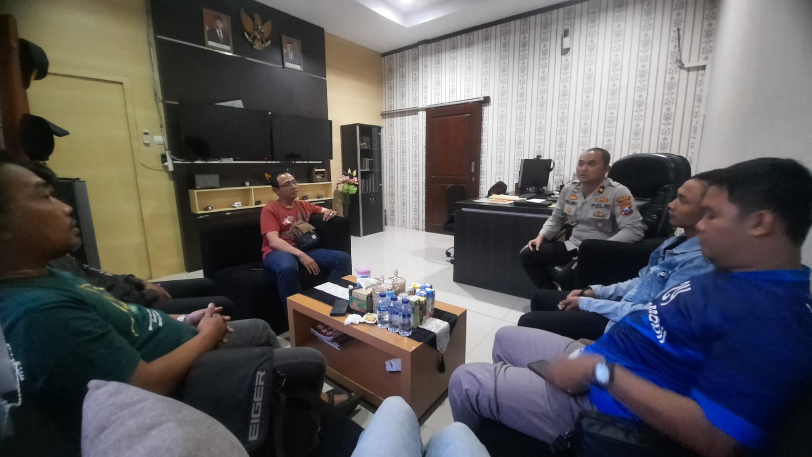 Ketua dan pengurus Ronggolawe Press Solidarity (RPS) saat menyampaikan protes langsung ke Polres Tuban akibat adanya upaya intervensi kerja jurnalistik