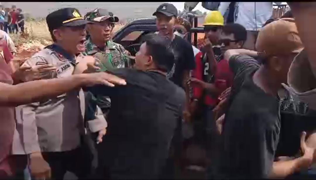 Tangkapan layar saat terjadinya gesekan antara aparat keamanan dan warga Dusun Koro, Desa Pongpongan, Kecamatan Merakurak, Kabupaten Tuban saat demonstrasi.