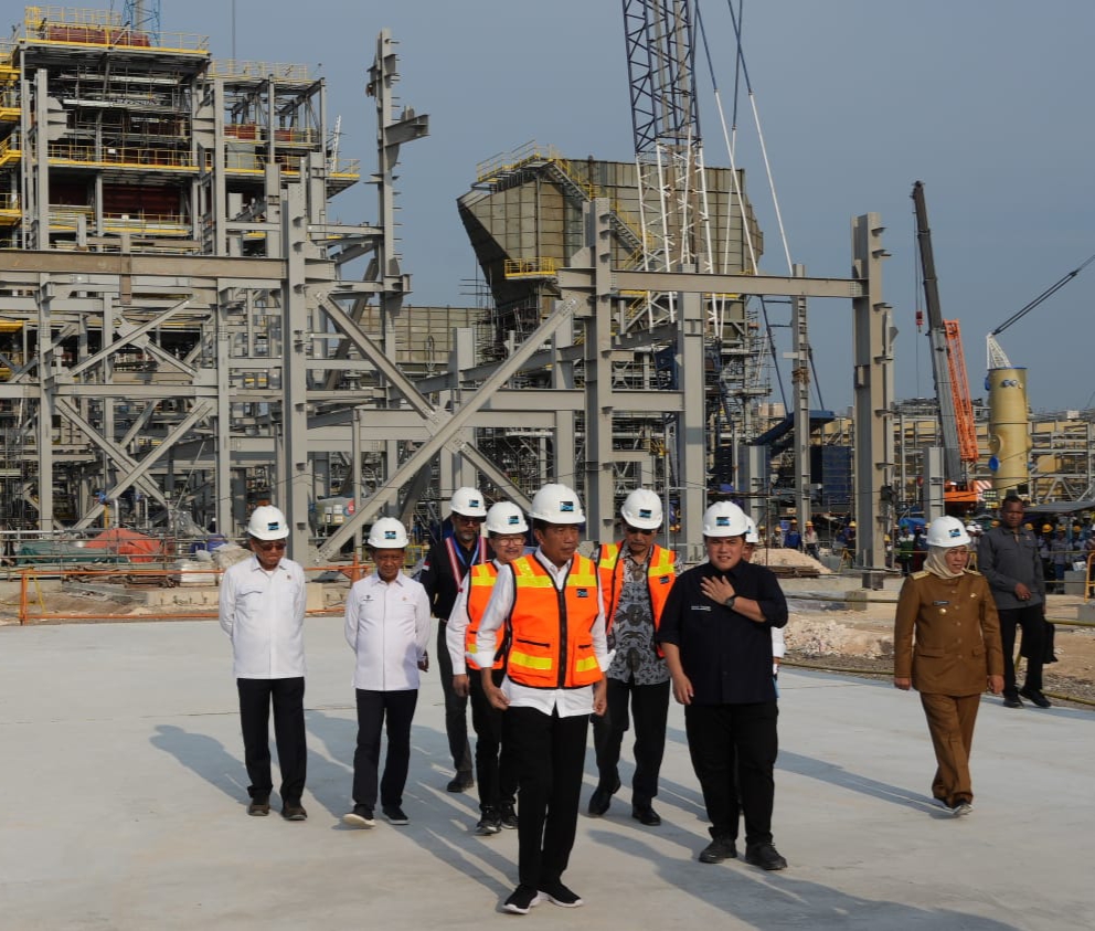Presiden Joko Widodo didampingi Dirut PTFI Tony Wenas dan sejumlah menteri serta Gubernur Jatim Khofifah Indar Parawansa meninjau pembangunan Smelter Freeport di kawasan JIIPE, Kecamatan Manyar, Gresik. Foto: SP/Grs.