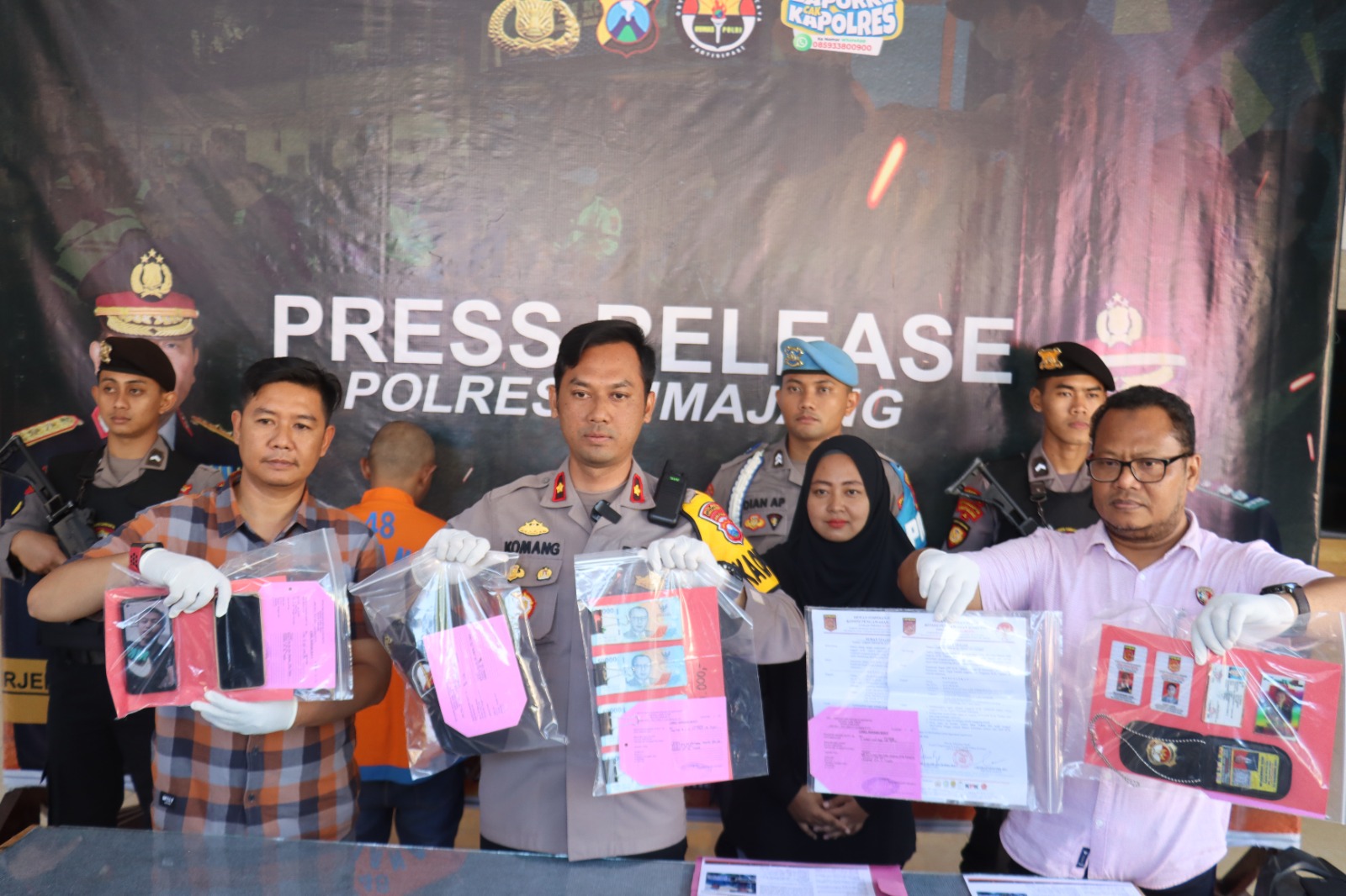 Petugas Polres Lumajang saat menunjukkan barang bukti yang berhasil diamankan.