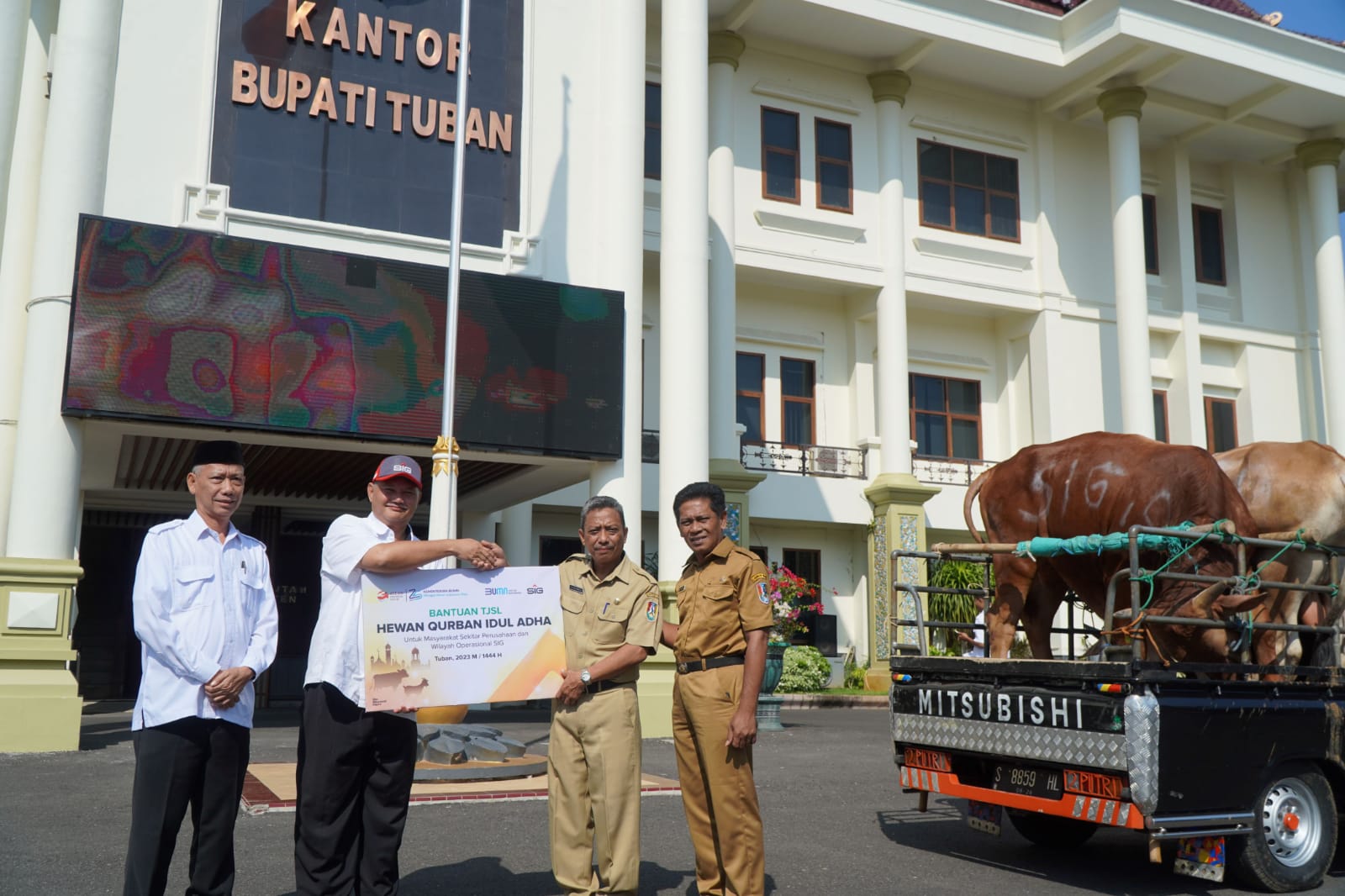 Penyerahan hewan kurban oleh PT. Semen Indonesia GHoPo Tuban kepada Pemerintah Kabupaten Tuban.