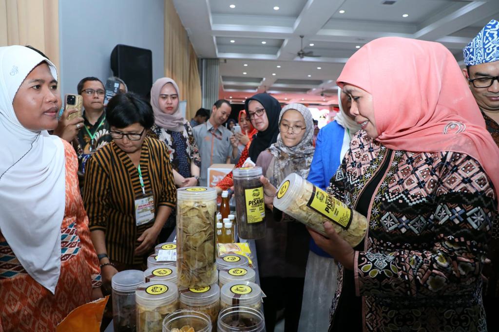 Gubernur Jatim Khofifah Indar Parawansa meninjau produk UMKM saat misi dagang dan investasi dengan Pemprov Bengkulu di Bengkulu, Senin (3/7/2023). Foto: Pemprov Jatim.
