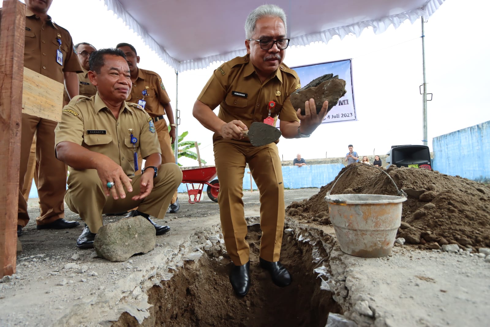 Kepala Disnakertrans Jatim, Himawan Estu Bagijo saat peletakan batu petama Gedung CPMI UPT Balai Latihan Kerja Tulungagung, Selasa (4/7/2023). Foto: Diskominfo Jatim.