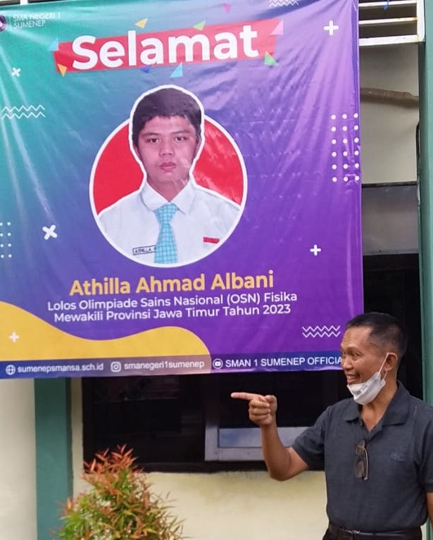 Drs. Achmad Sulaiman, M.Pd, Kepala Sekolah SMAN I Sumenep, berikan apresiasi semangat belajar kepada siswa yang berprestasi. ( ft. Ainur Rahman/ SP)