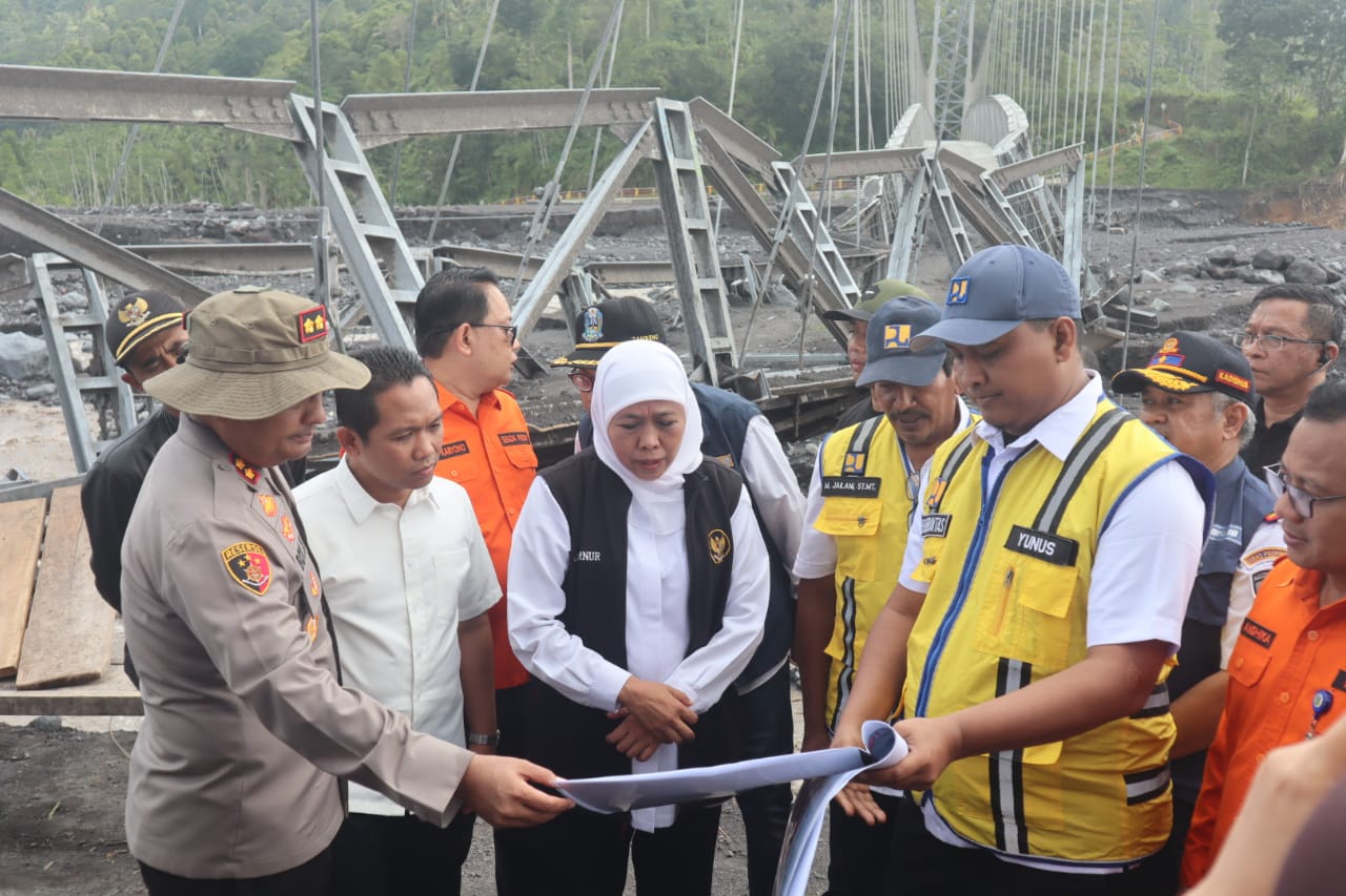 Bupati Lumajang Thoriqul Haq bersama Gubernur Jatim Khofifah Indar Parawansah saat meninjau lokasi terdampak banjir lahar dingin Gunung Semeru di Kabupaten Lumajang.