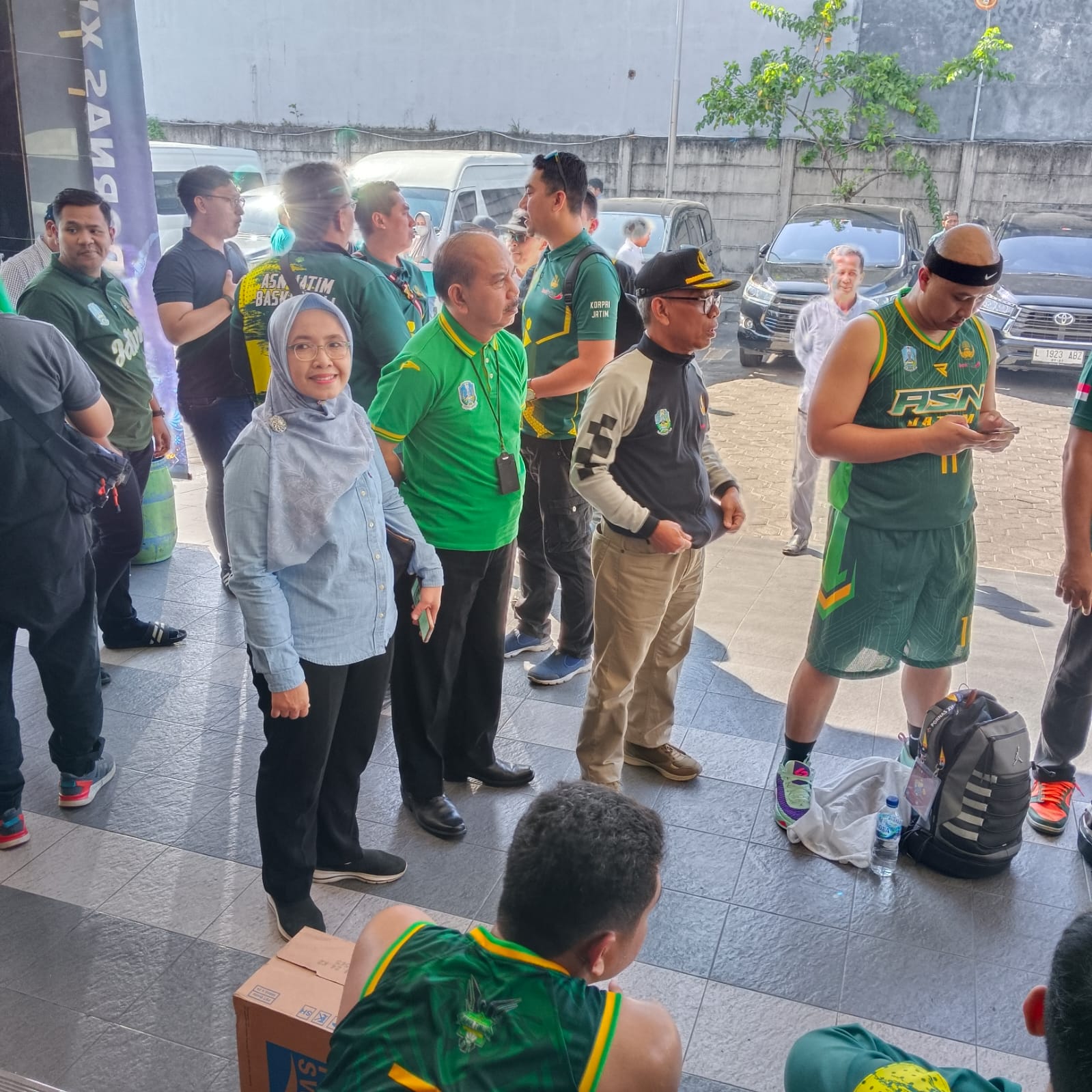 Wakil Ketua Kontingen Jatim, Anom Surahno saat mengunjungi salah satu cabor untuk persiapan pertandingan. Foto: Diskominfo Jatim.