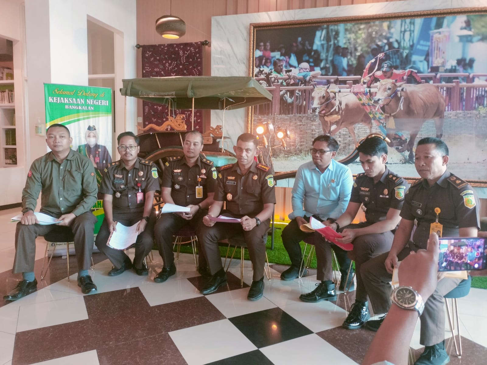 Kajari Bangkalan saat memimpin keterangan pers di lobby kantor Kejaksaan Negeri Bangkalan.