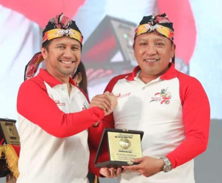 Penyerahan penghargaan kepada Bupati Sampang H. Slamet Junaidi.