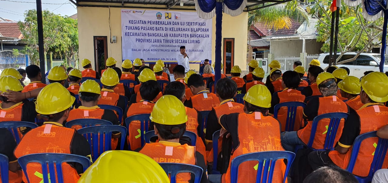 Puluhan tukang pasang bata saat mengikuti pelatihan dari Kementerian PUPR.