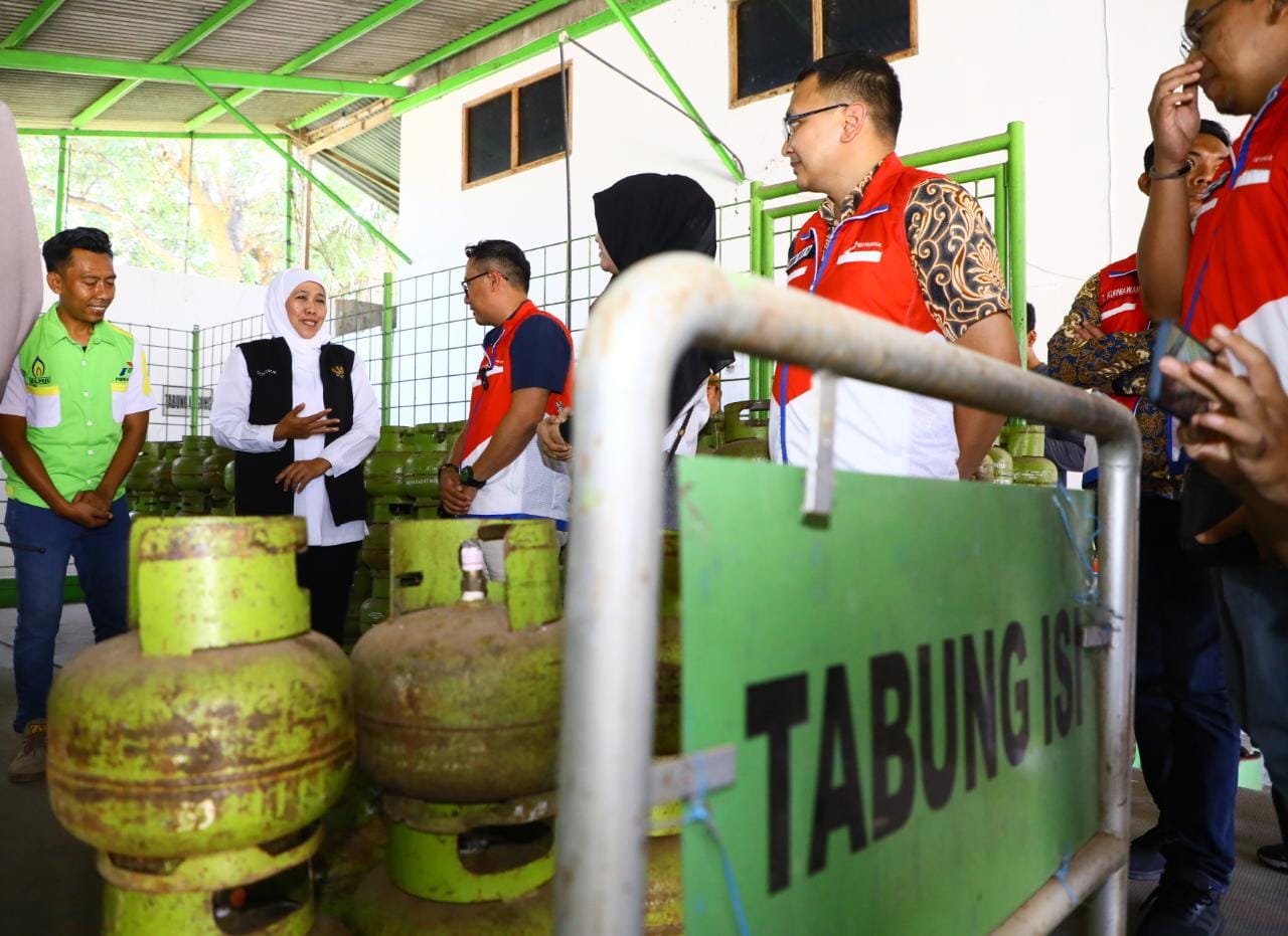 Gubernur Jatim Khofifah Indar Parawansa saat meninjau stok elpiji 3 kg di pangkalan di Kabupaten Probolinggo. Foto: Diskominfo Jatim.