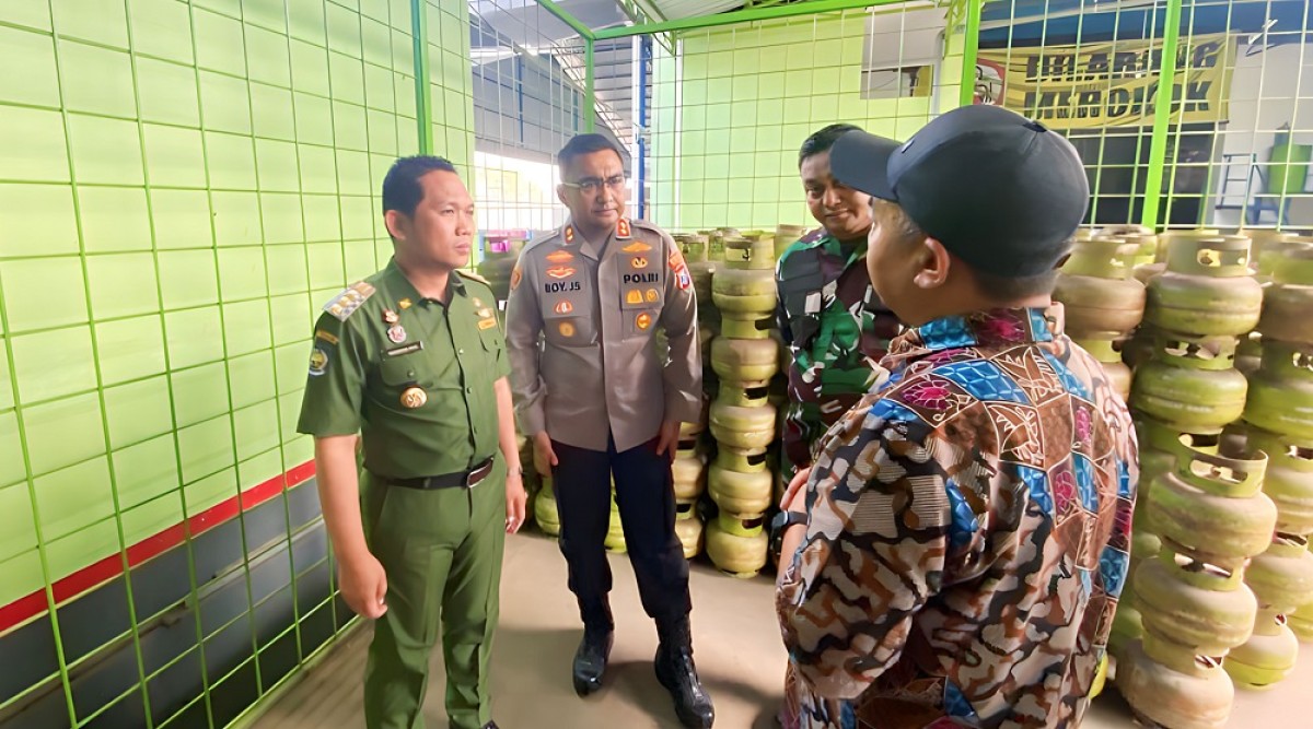 Bupati Lumajang Thoriqul Haq saat melakukan sidak pangkalan elpiji beberapa waktu lalu. Foto: Diskominfo Lumajang.