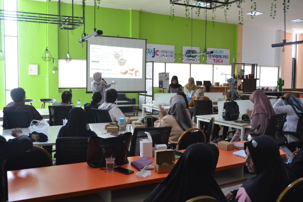 Pelatihan pengemasan produk UMKM. Foto: Diskop-UKM Jatim.