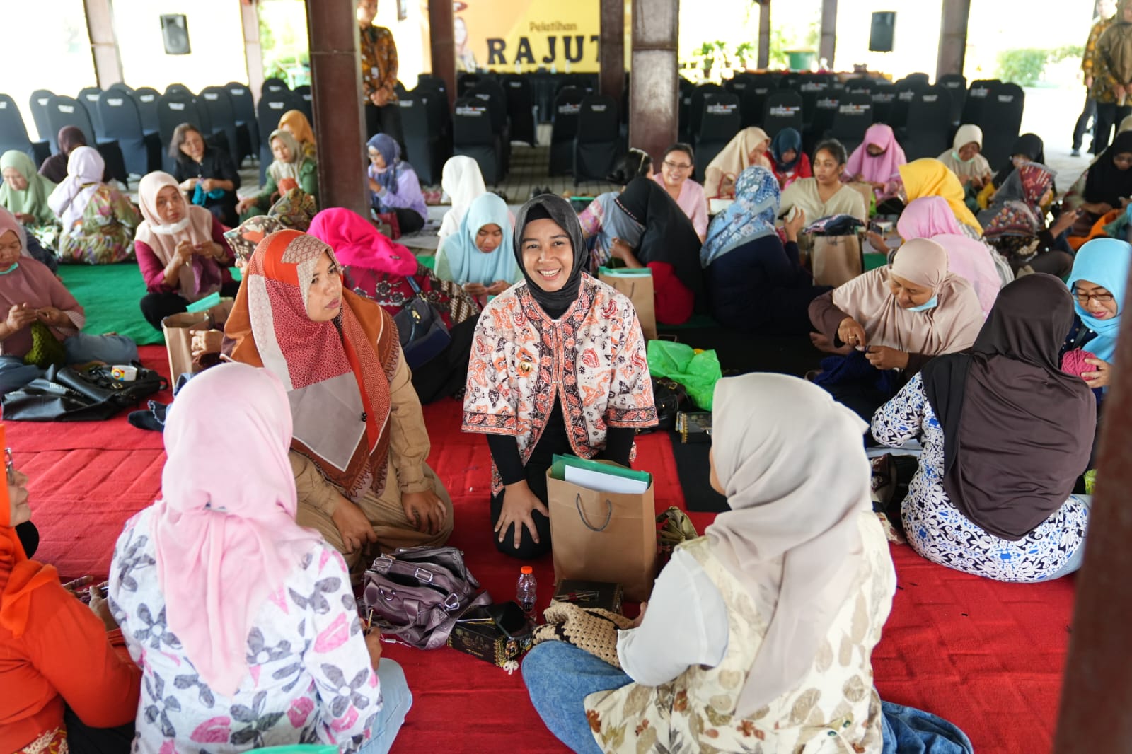 Wali kota berdialog langsung dengan peserta pelatihan rajut di Rest Area Gunung Gedangan, Rabu (31/8).