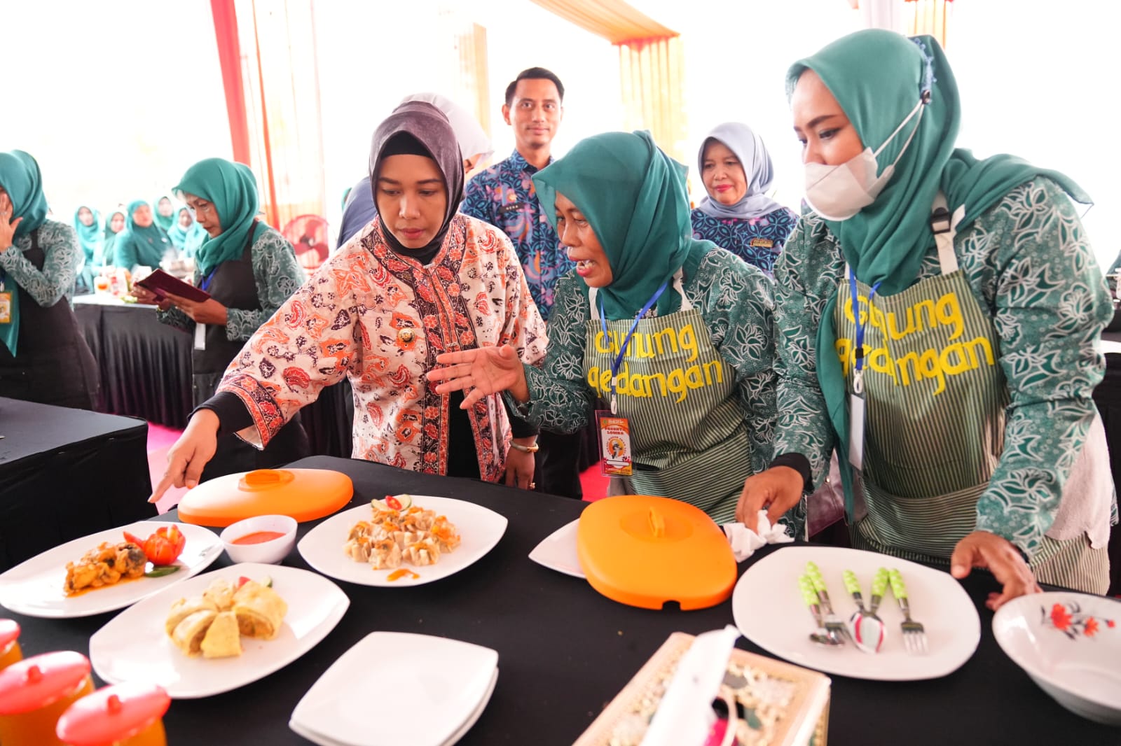 Wali Kota Mojokerto Ika Puspitasari mengunjungi meja masing-masing peserta lomba masak ikan tingkat kota 2023